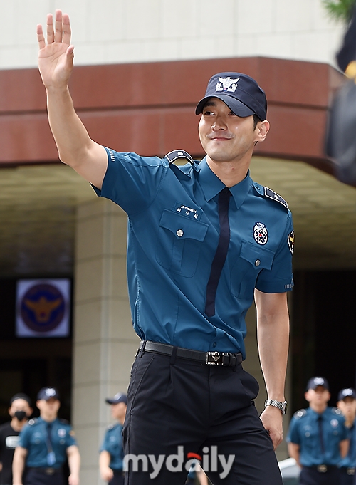 Ngày này đã đến, chào mừng Choi Si Won và Shim Chang Min xuất ngũ