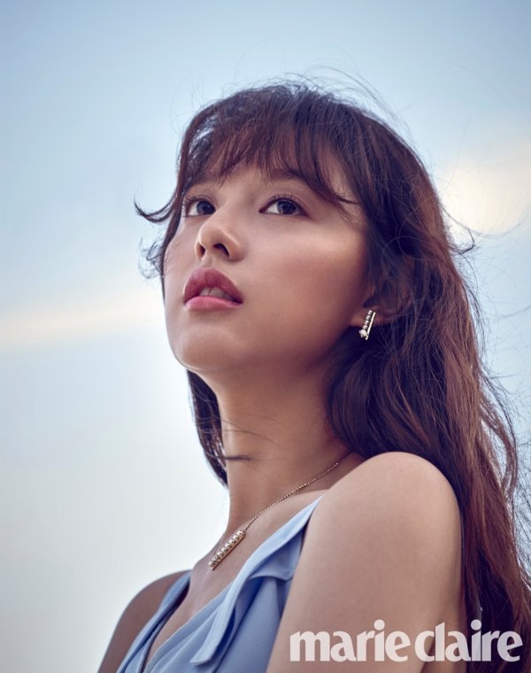 Kim Ji Won khoe vẻ đẹp sang trọng và sức hút riêng trên tạp chí mới