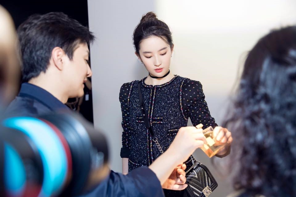 Lưu Diệc Phi sang chảnh xuất hiện tại sự kiện mặc mọi lời chê bai