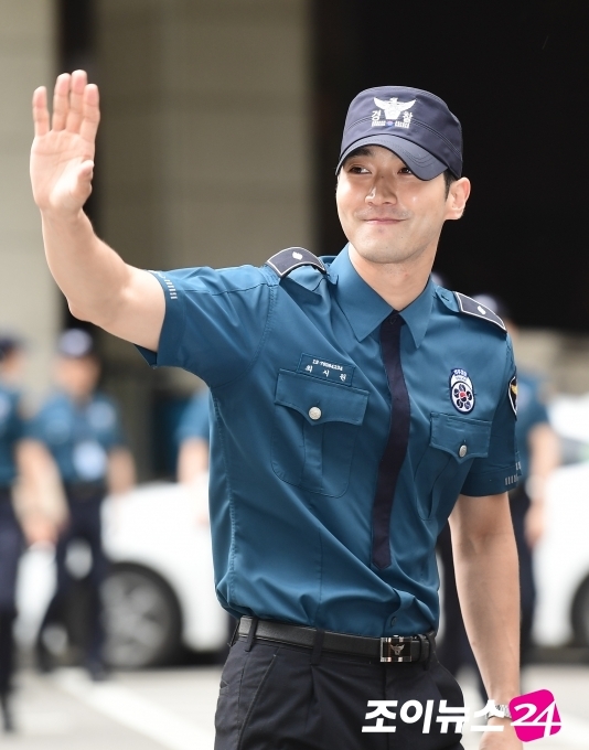 Ngày này đã đến, chào mừng Choi Si Won và Shim Chang Min xuất ngũ