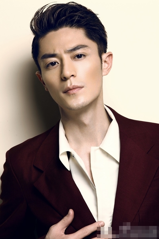 It ai biết anh xuất thân trong gia đình giàu có.