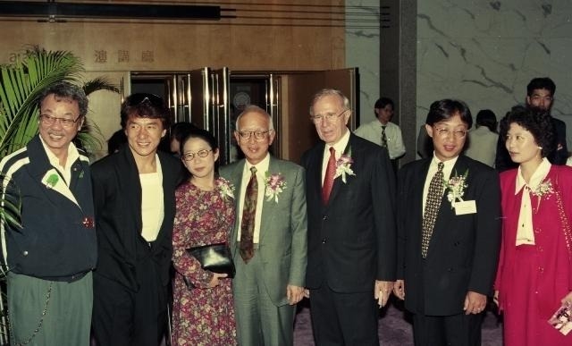Viên Vịnh Nghi và Thành Long làm hòa sau 22 năm bất hòa bị chèn ép
