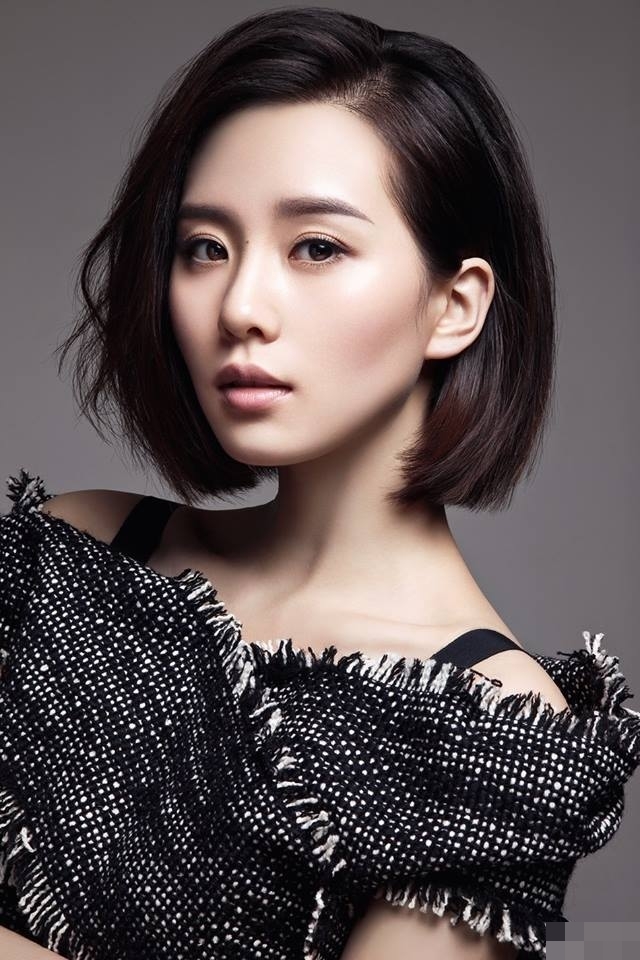 Khi tóc được cắt ngắn, trông nàng càng kiều kì hơn.