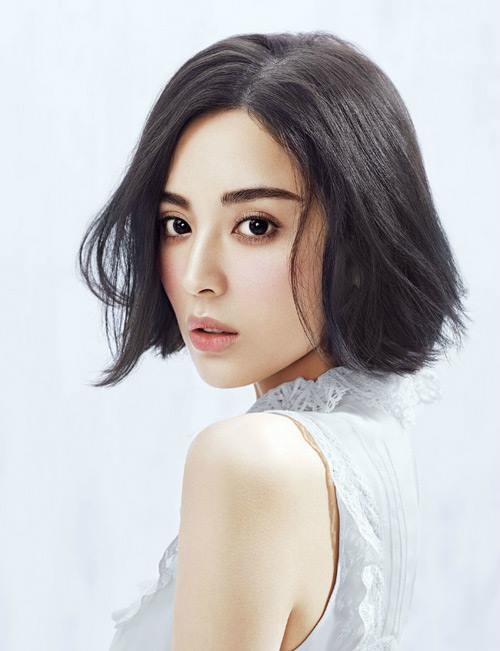Với mái tóc ngắn, gương mặt Cổ Na Trát càng thêm ấn tượng.