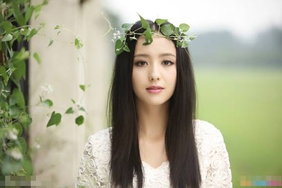 Đồng Lệ Á xinh như thiên thần với mái tóc dài.