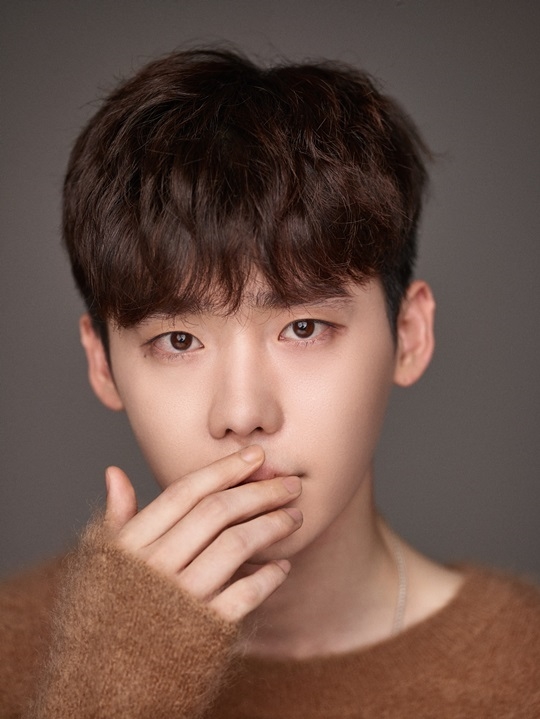 Lee Jong Suk phải lên tiếng giải thích tin đồn bất hòa YG