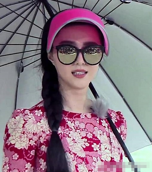 Chiếc ô dường như là vật bất li thân khi Phạm băng băng ra ngoài.