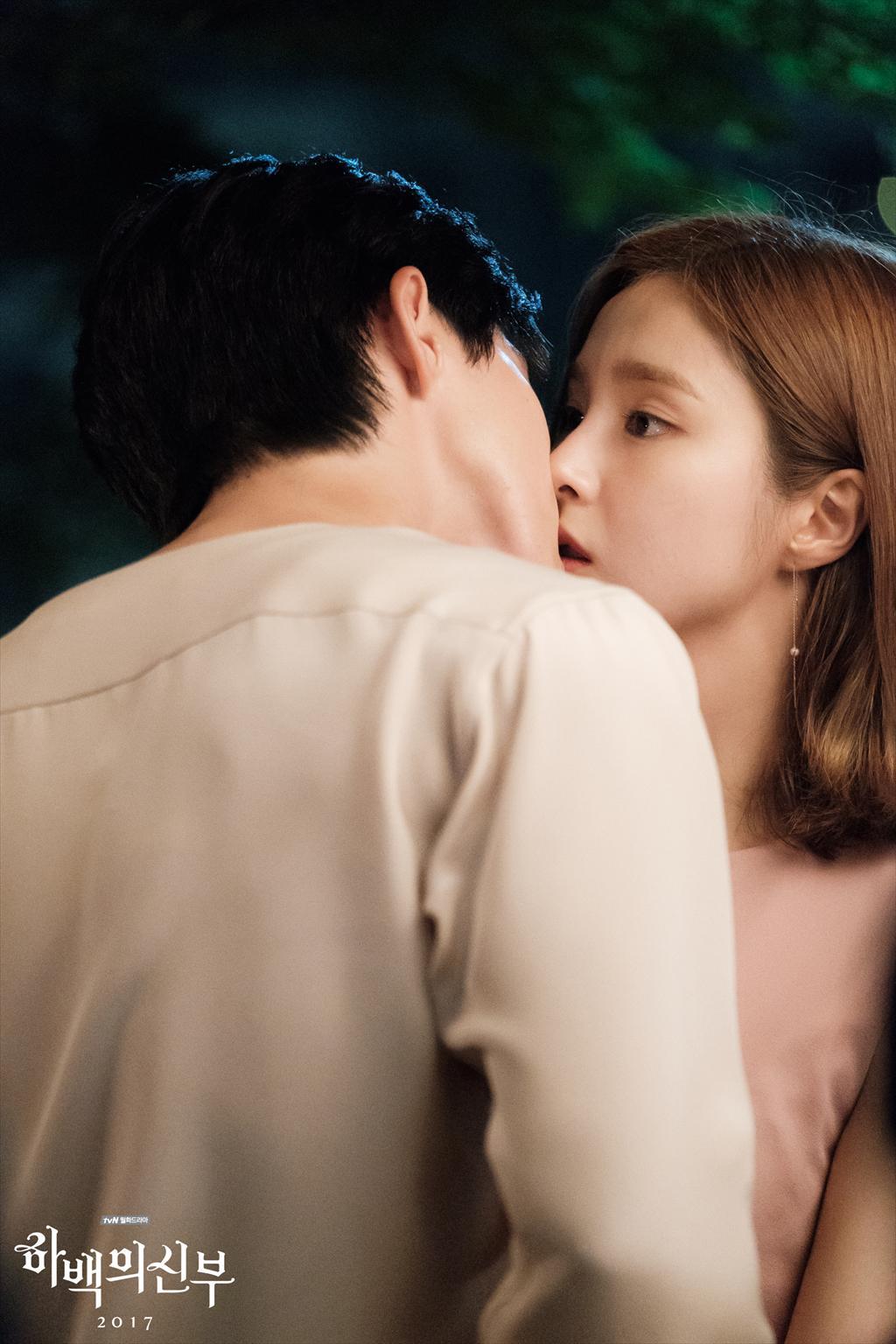 Nam Joo Hyuk - Shin Se Kyung 'tình bể bình' trong 'Cô Dâu Thủy Thần'