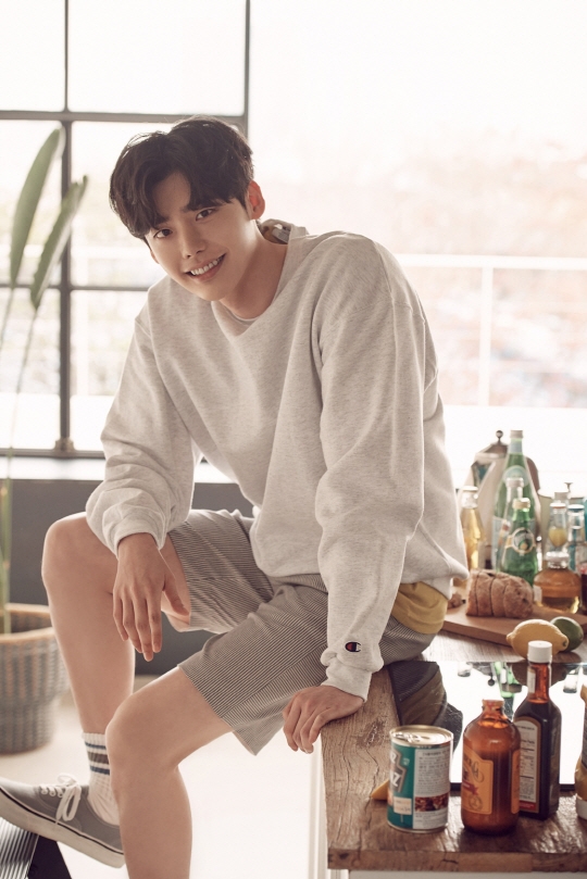 Lee Jong Suk phải lên tiếng giải thích tin đồn bất hòa YG