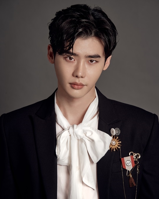 Lee Jong Suk phải lên tiếng giải thích tin đồn bất hòa YG