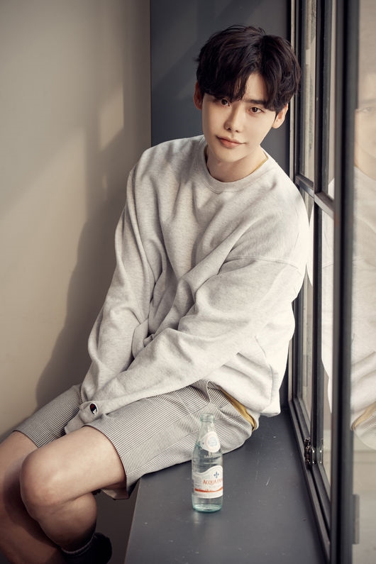 Lee Jong Suk phải lên tiếng giải thích tin đồn bất hòa YG
