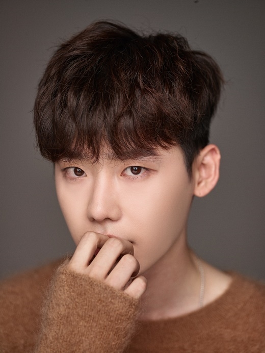 Lee Jong Suk phải lên tiếng giải thích tin đồn bất hòa YG