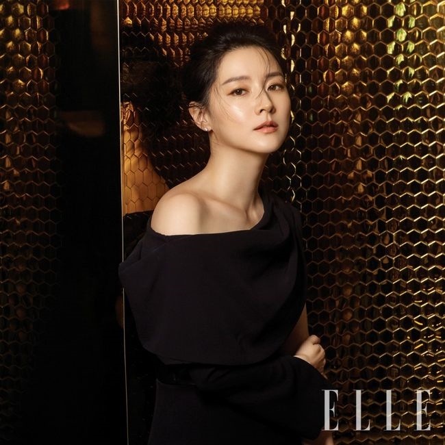 Lee Young Ae gây chấn động với vẻ đẹp nữ thần không tì vết tuổi U50