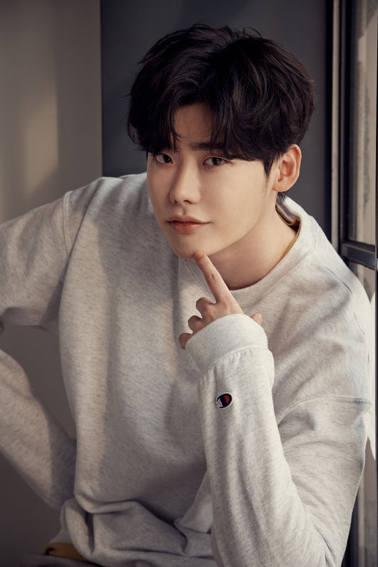 Lee Jong Suk phải lên tiếng giải thích tin đồn bất hòa YG