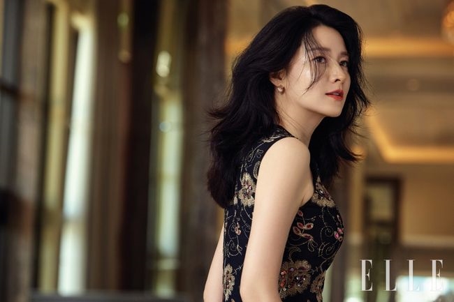 Lee Young Ae gây chấn động với vẻ đẹp nữ thần không tì vết tuổi U50