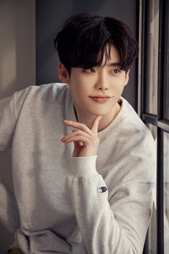 Lee Jong Suk phải lên tiếng giải thích tin đồn bất hòa YG