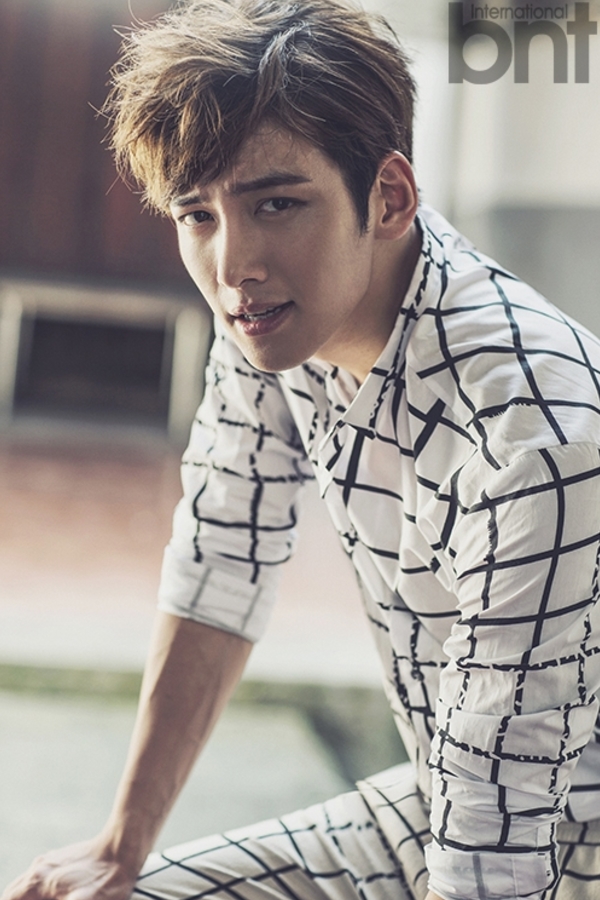 Ji Chang Wook khiến fan cười ngất với hình ảnh trong quân ngũ