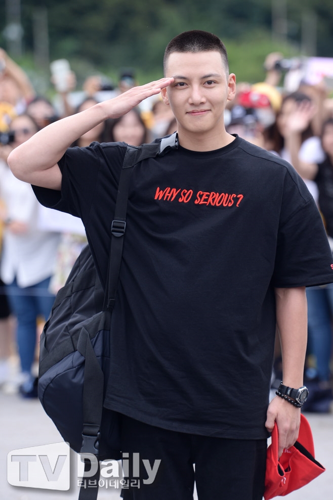 Ji Chang Wook khiến fan cười ngất với hình ảnh trong quân ngũ