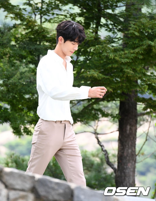 'Thủy thần' Nam Joo Hyuk hóa nam thần sơmi trắng đi sự kiện