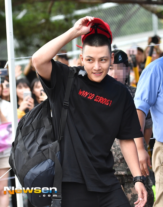 Ji Chang Wook khiến fan cười ngất với hình ảnh trong quân ngũ