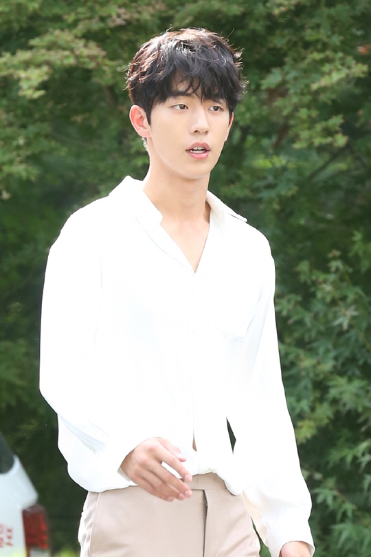 'Thủy thần' Nam Joo Hyuk hóa nam thần sơmi trắng đi sự kiện