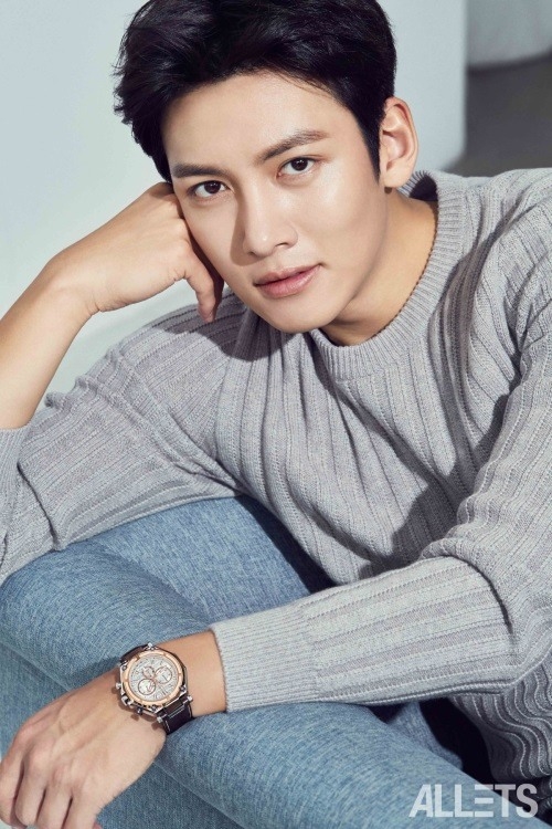 Ji Chang Wook khiến fan cười ngất với hình ảnh trong quân ngũ