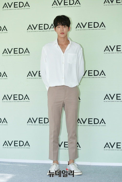 'Thủy thần' Nam Joo Hyuk hóa nam thần sơmi trắng đi sự kiện