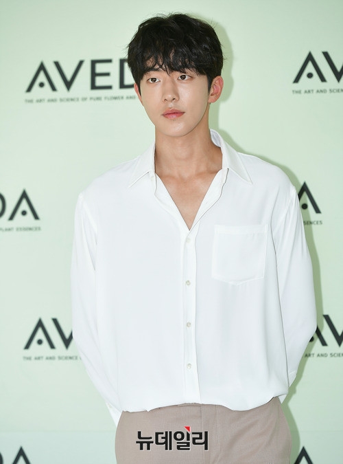 'Thủy thần' Nam Joo Hyuk hóa nam thần sơmi trắng đi sự kiện