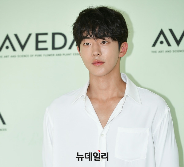 'Thủy thần' Nam Joo Hyuk hóa nam thần sơmi trắng đi sự kiện