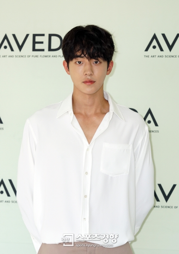 'Thủy thần' Nam Joo Hyuk hóa nam thần sơmi trắng đi sự kiện