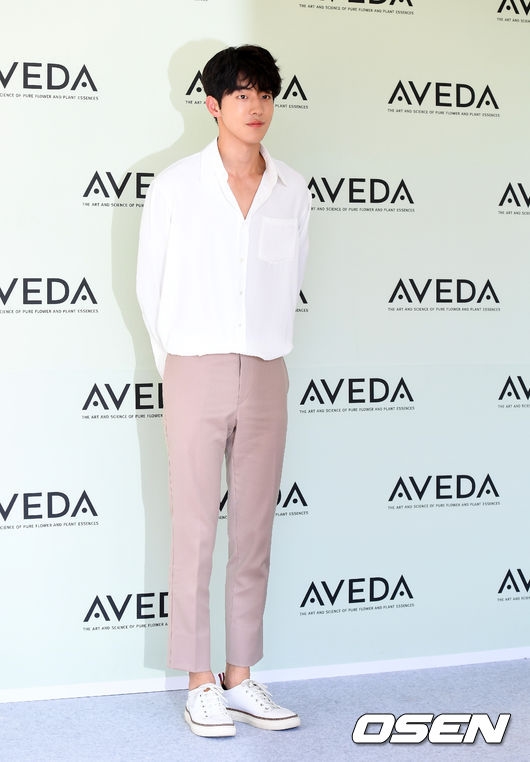 'Thủy thần' Nam Joo Hyuk hóa nam thần sơmi trắng đi sự kiện