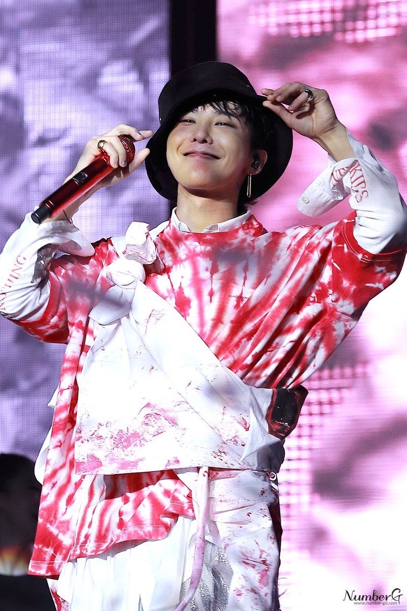 G-Dragon được fan tặng cả một con sư tử thật mừng sinh nhật