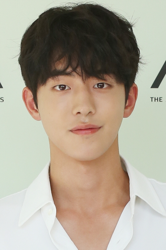 'Thủy thần' Nam Joo Hyuk hóa nam thần sơmi trắng đi sự kiện
