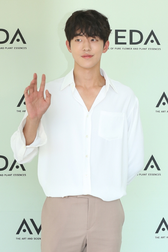 'Thủy thần' Nam Joo Hyuk hóa nam thần sơmi trắng đi sự kiện