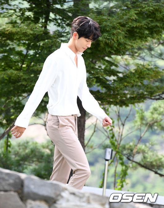 'Thủy thần' Nam Joo Hyuk hóa nam thần sơmi trắng đi sự kiện