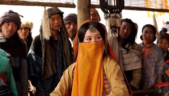 Trong Phong Trung Kỳ Duyên, Ngọc Cẩn (Lưu Thi Thi) vốn là một cô gái sống trên hoang mạc và đồng hành với bầy sói. Nàng bước chân ra chốn phồn hoa tấp nập với chiếc khăn che mặt mỏng, nhưng, có giấu thế chứ giấu nữa thì cũng chẳng thể che được một khuôn mặt xinh đẹp nguyên sơ chốn hoang mạc.