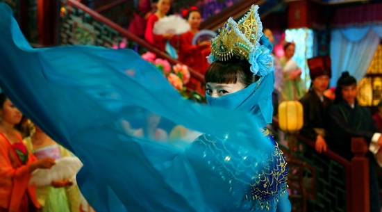 Ngọc Kỳ Lân (Đường Yên) là cô nàng tinh nghịch và lém lỉnh, nên đã bày trò cải trang để trêu trọc ý trung nhân của mình. Cô nàng xinh đẹp đã ngay lập tức khiến người xem nhớ mãi bởi dù có cải trang thế nào thì Đường Yên vẫn cứ xinh lạ thường.