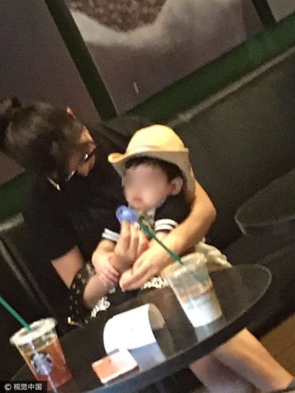 Trần Nghiên Hy cười tít mắt khi trêu chọc con trai Tiểu Tinh Tinh