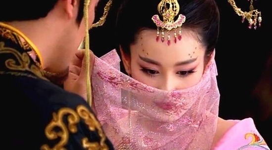 Tạo hình xinh đẹp và sắc sảo của Trương Hinh Dư trong Phong Thần Anh Hùng Bảng từng được các cư dân mạng ca ngợi hết lời. Nàng quá đẹp, một vẻ đẹp của Hồ Ly. Và trong khoảnh khắc che mặt khi gặp Quân Vương, Trương Hinh Dư thật sự đã lấy đi trái tim của biết bao người.