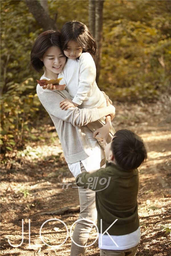 Lee Young Ae cùng hai con xuất hiện trên tạp chí phong cách sống