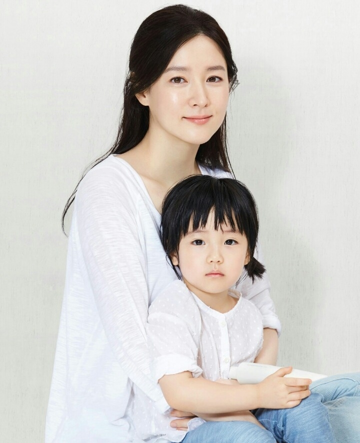 Lee Young Ae cùng hai con xuất hiện trên tạp chí phong cách sống