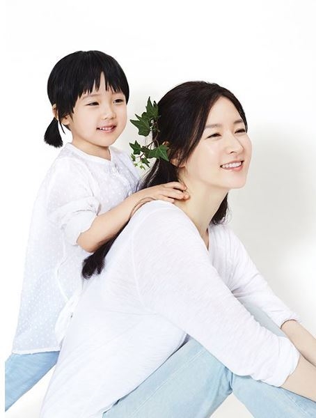 Lee Young Ae cùng hai con xuất hiện trên tạp chí phong cách sống