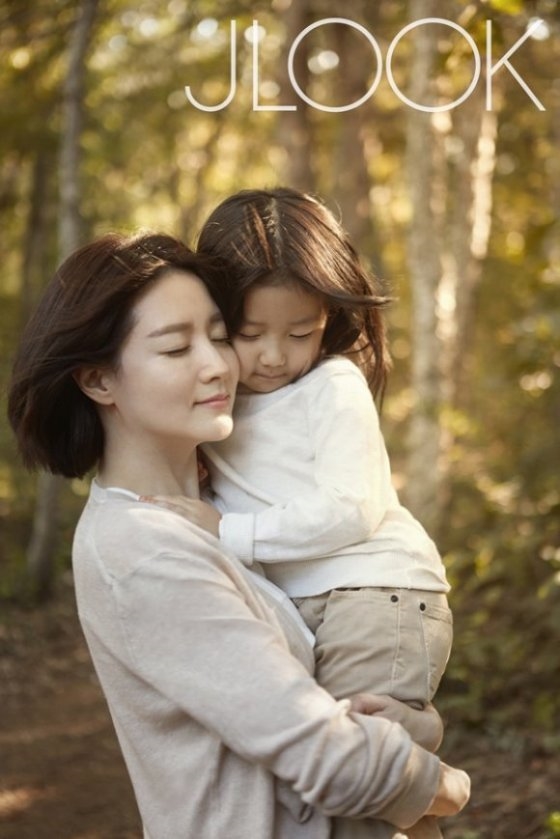 Lee Young Ae cùng hai con xuất hiện trên tạp chí phong cách sống