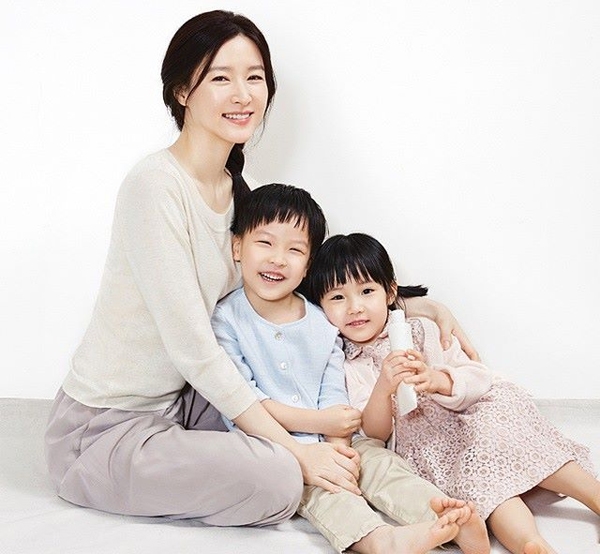 Lee Young Ae cùng hai con xuất hiện trên tạp chí phong cách sống