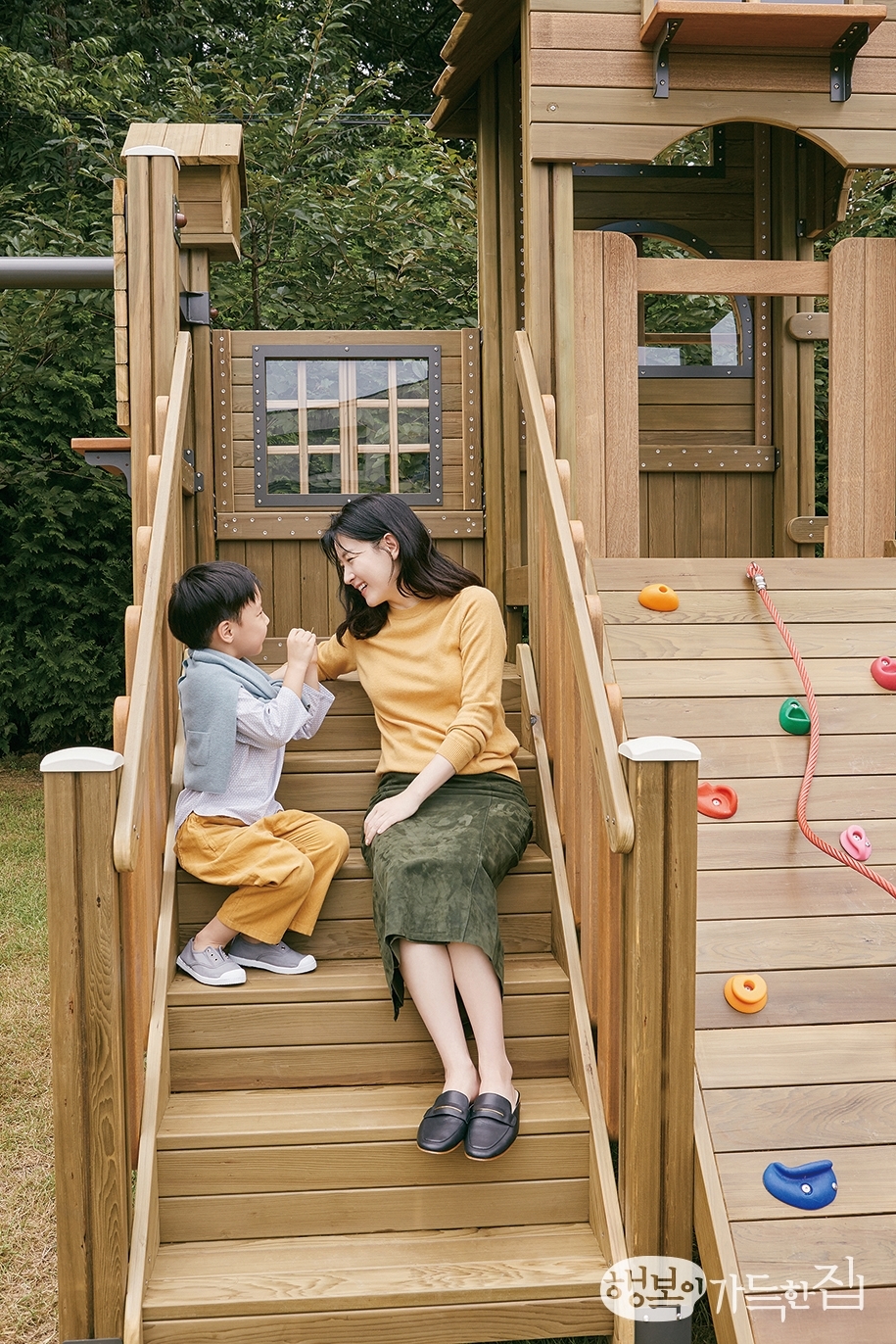 Lee Young Ae cùng hai con xuất hiện trên tạp chí phong cách sống