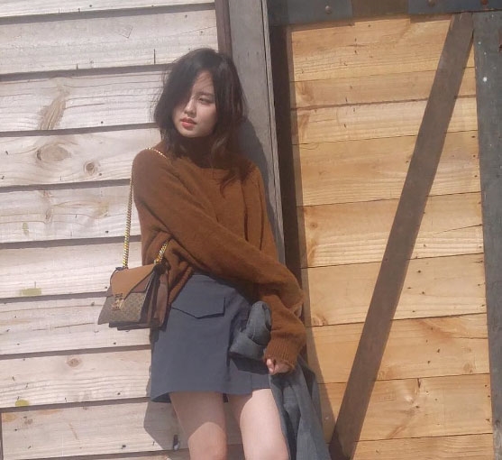 Kim So Hyun lột xác 'ngầu quên sầu' trên Singles số tháng 9
