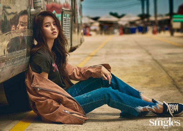 Kim So Hyun lột xác 'ngầu quên sầu' trên Singles số tháng 9