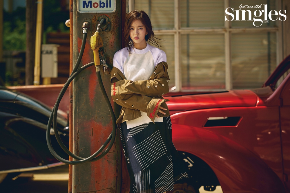 Kim So Hyun lột xác 'ngầu quên sầu' trên Singles số tháng 9