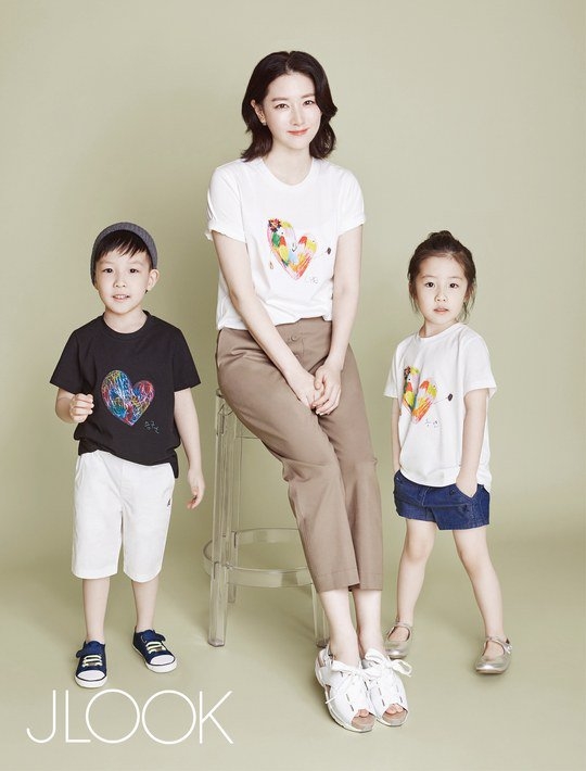 Lee Young Ae cùng hai con xuất hiện trên tạp chí phong cách sống