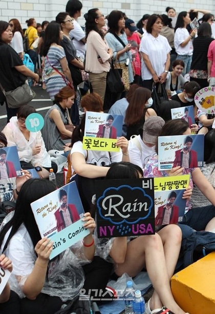 Những hình ảnh muôn kiểu fan đón thần tượng Kpop khi xuất ngũ
